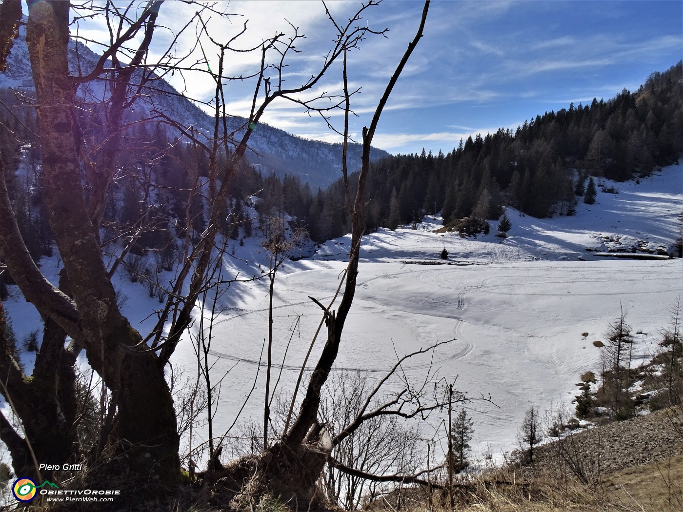 65 Vista sul laghetto del Prato del lago ricoperto da bianca neve.JPG